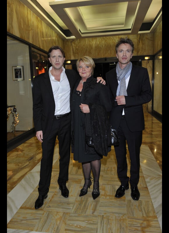 Claude François Junior, Marc François et leur mère Isabelle Forêt présentent Cloclo à Monaco, le 10 mars 2012.