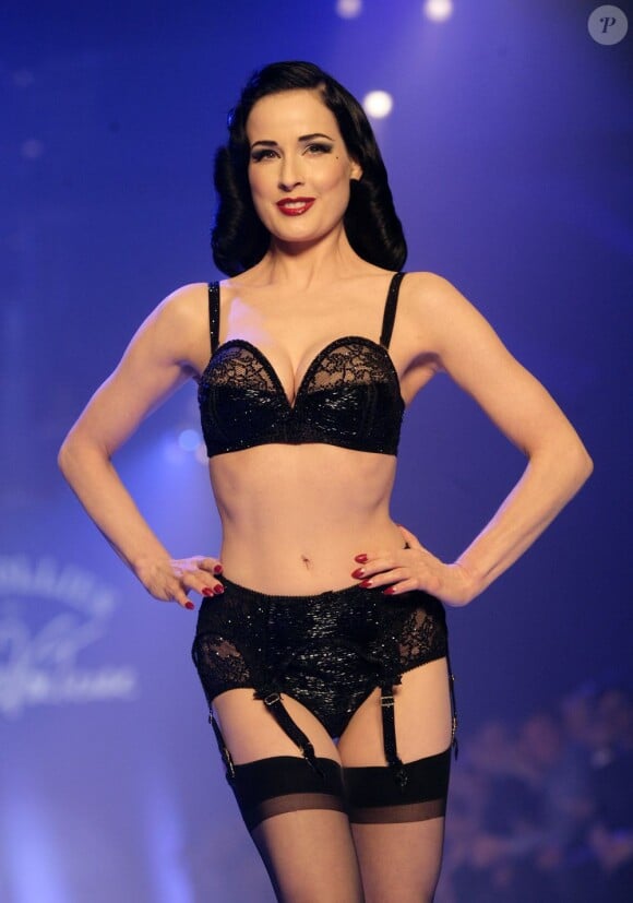 Dita Von Teese défile lors de la présentation de sa collection de lingerie rétro Von Follies. Melbourne, le 11 mars 2012.
