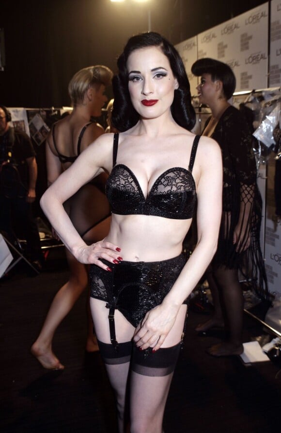 Dita Von Teese en backstage au défilé de sa collection de lingerie rétro Von Follies. Melbourne, le 11 mars 2012.