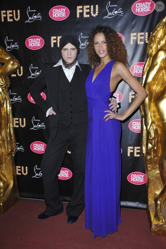 Ali Mahdavi et Noémie Lenoir à la première VIP de la revue Feu du Crazy Horse, à Paris, le 12 mars 2012.