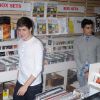 Liam Payne et Zayn Malik de One Direction dans un magasin de disques new-yorkais, le 12 mars 2012.