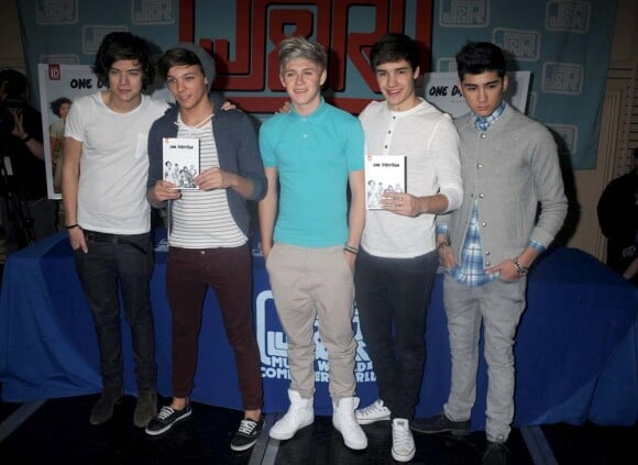 One Direction - Harry Styles, Louis Tomlinson, Niall Horan, Liam Payne et Zayn Malik - dans un magasin de disques new-yorkais, le 12 mars 2012.