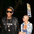 Très amoureux, Amber Rose et son fiancé Wiz Khalifa sortent d'un concert des Guns N' Roses à Los Angeles le 12 mars 2012