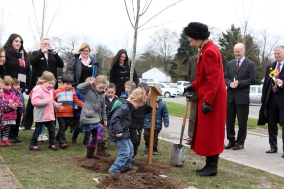 La princesse Anne, mère de Zara Phillips, plantait le 9 mars 2012 un arbre commémorant le jubilé de diamant de la reine Elizabeth II à l'hippodrome de Sandown.