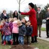 La princesse Anne, mère de Zara Phillips, plantait le 9 mars 2012 un arbre commémorant le jubilé de diamant de la reine Elizabeth II à l'hippodrome de Sandown.