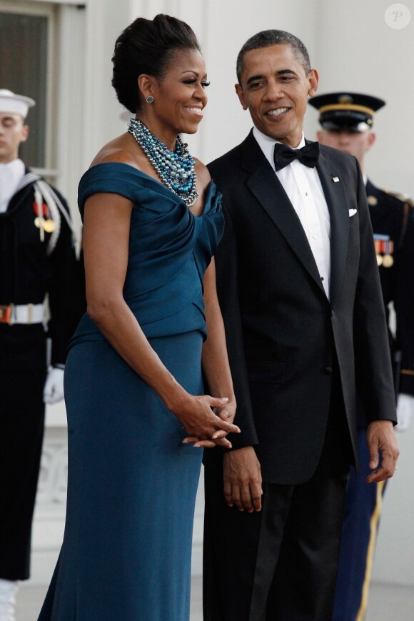 Barack Obama et son épouse sur le perron de la Maison Blanche, attendent leurs invités, le couple britannique Cameron. Le 14 mars 2012