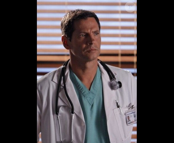 Thomas Calabro arrive dans Glee