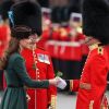 La Duchesse de Cambridge, Kate Middleton, remet un trèfle aux soldats de l'Irish Guards à Aldershot ce 17 mars, pour célébrer la Saint-Patrick.