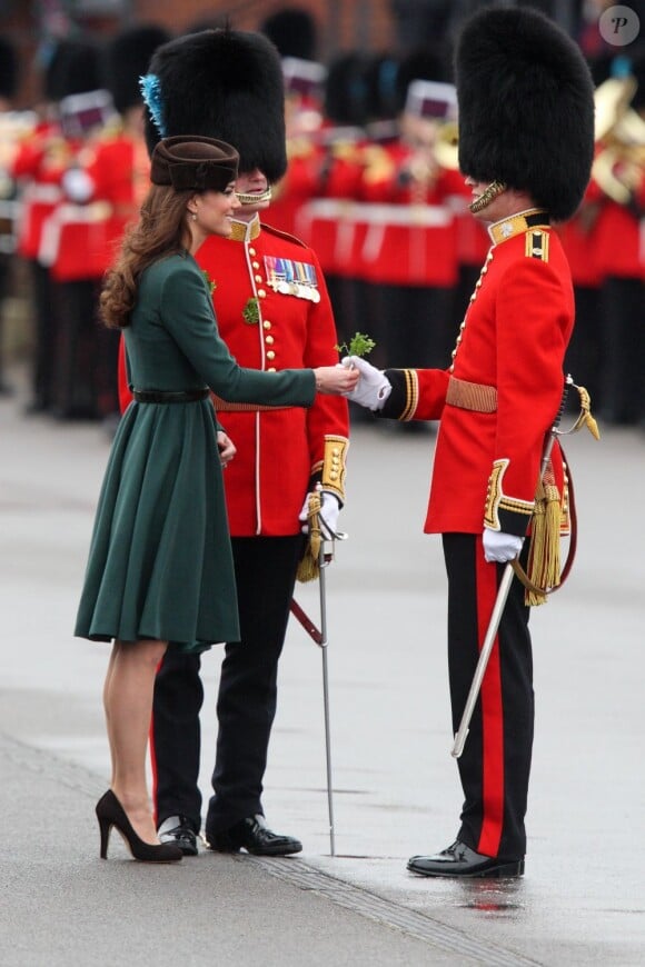 La Duchesse de Cambridge, Kate Middleton, remet un trèfle aux soldats de l'Irish Guards à Aldershot ce 17 mars, pour célébrer la Saint-Patrick.