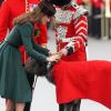 La Duchesse de Cambridge, Kate Middleton, avec la mascotte des Irish Guards à Aldershot ce 17 mars, pour célébrer la Saint-Patrick.