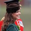Kate Middleton, charmante et simplement radieuse à Aldershot ce 17 mars, pour célébrer la Saint-Patrick.