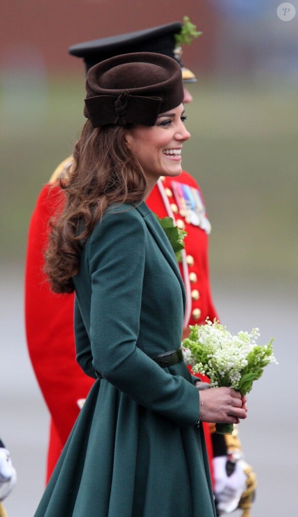 Kate Middleton, charmante et simplement radieuse à Aldershot ce 17 mars, pour célébrer la Saint-Patrick.