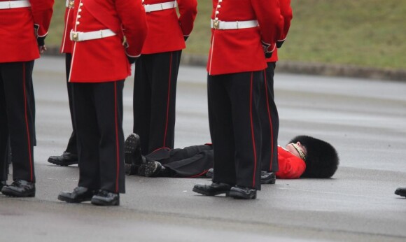 La Duchesse de Cambridge a fait un effet boeuf sur ce garde, visiblement très ému par l'arrivée de Kate Middleton à Aldershot ce 17 mars 2012