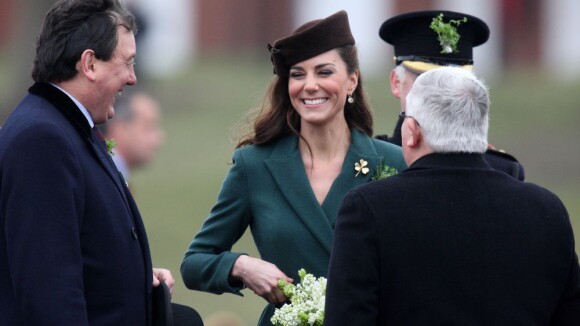 Kate Middleton radieuse : La Saint-Patrick avec les Irish guards et leur toutou