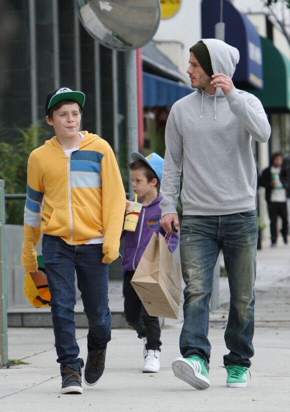 Brooklyn et Cruz entourent leur papa célèbre lors d'une sortie familiale dans les rues de Santa Monica. Le 17 mars 2012