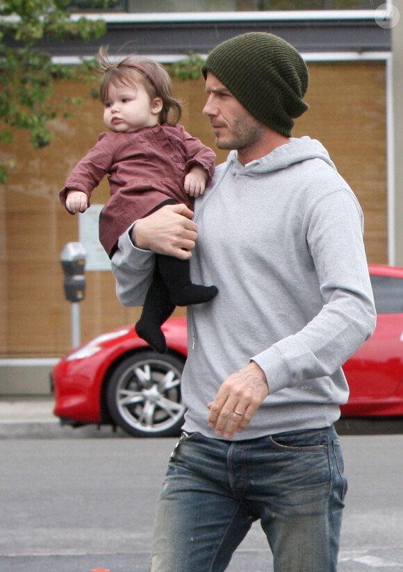 Harper, à l'aise dans les bras de son papa musclé lors d'une sortie déjeuner dans les rues de Santa Monica. Le 17 mars 2012