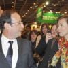François Hollande et Valérie Trierweiler au Salon du Livre le 18 mars 2012 à Paris