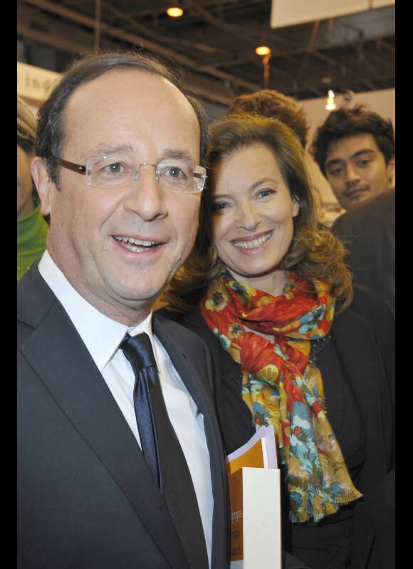 François Hollande et Valérie Trierweiler, détendus et complices au Salon du Livre le 18 mars 2012 à Paris