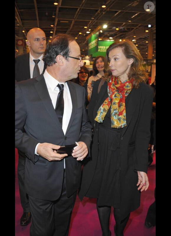 François Hollande et Valérie Trierweiler au Salon du Livre le 18 mars 2012 à Paris