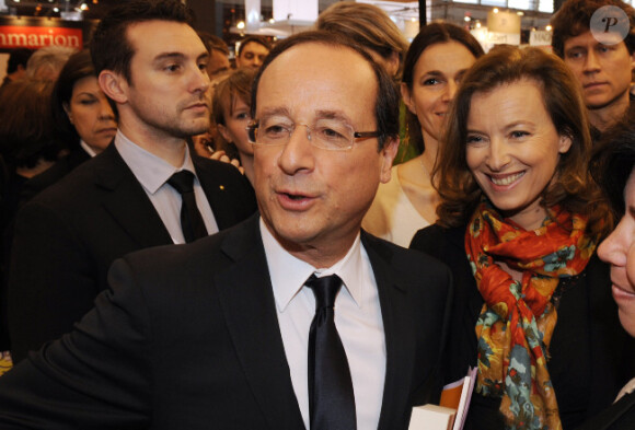 François Hollande et Valérie Trierweiler le 18 mars 2012 au Salon du Livre à Paris
