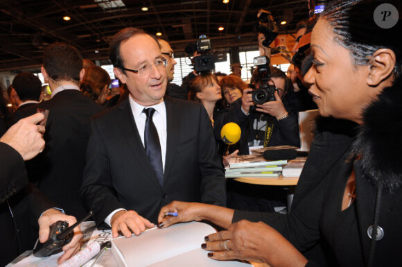 François Hollande le 18 mars 2012 au Salon du Livre à Paris