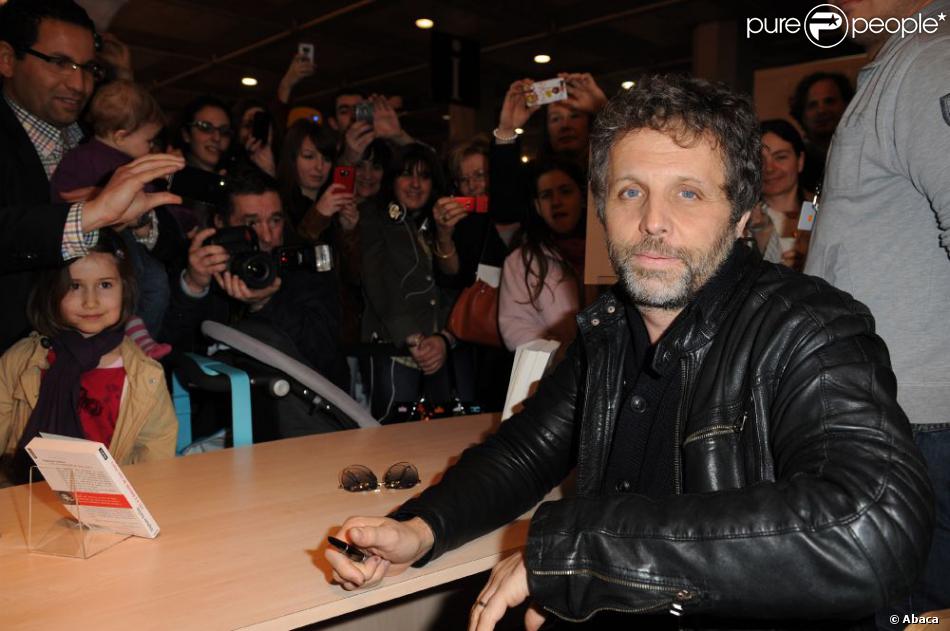 Stephane Guillon Fils De Patrick Poivre D Arvor Stéphane Guillon au Salon du Livre à Paris le 18 mars 2012 - Purepeople
