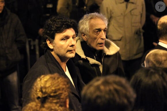 Philippe Lellouche et Gérard Darmon le 19 mars 2012 à la synagogue Nazareth de Paris lors d'un hommage rendu aux victimes de la tuerie de Toulouse