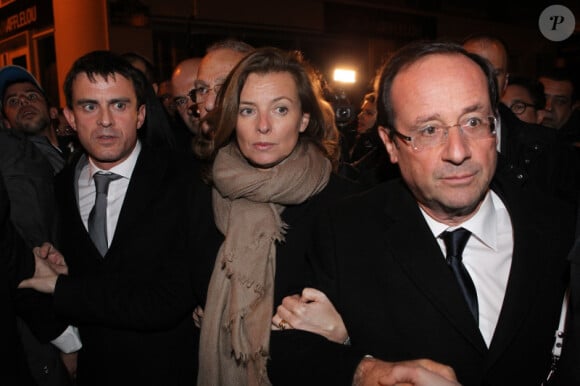 Manuel Valls, Valérie Trierweiler et François Hollande le 19 mars 2012 à la synagogue Nazareth de Paris lors d'un hommage rendu aux victimes de la tuerie de Toulouse