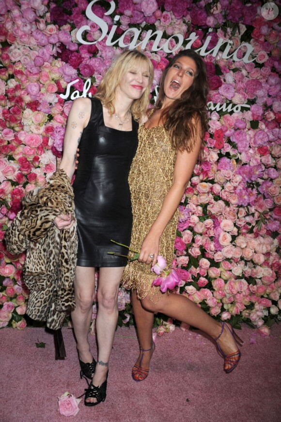 Courtney Love et Stella Schnabel lors de la fête pour la sortie de Signorina, nouveau parfum de Ferragamo, le 20 mars 2012 à New York
