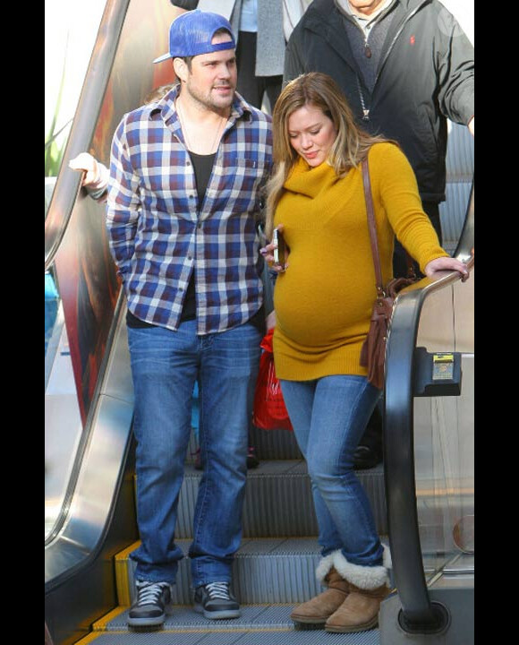 Hilaru Duff enceinte et son mari Mike Comrie font du shopping à Los Angeles en février 2012