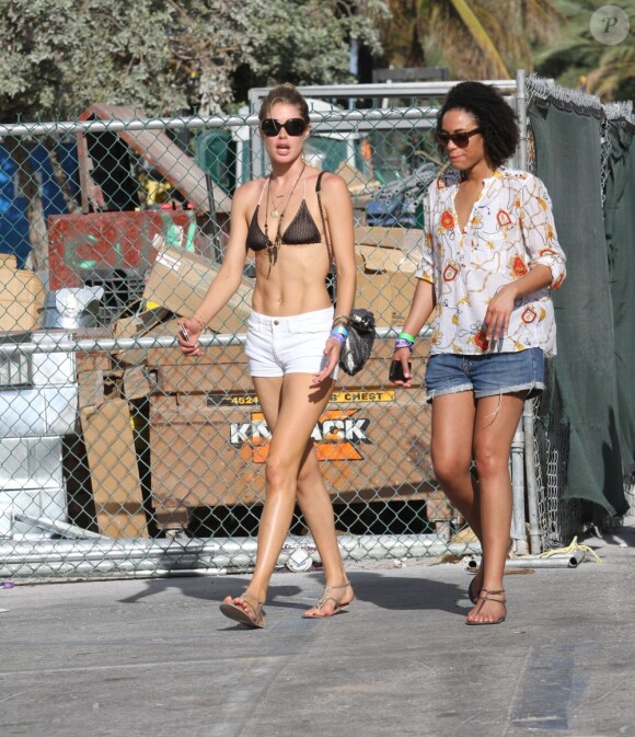 Doutzen Kroes expose sa plastique irréprochable à Miami dans un haut de bikini et un mini-short. Le 22 mars 2012.