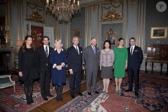 La princesse Victoria de Suède, au côté de son mari Daniel, du couple royal et de son frère Carl Philip et sa soeur Madeleine, a fait sa première apparition officielle depuis son accouchement et la naissance de la princesse Estelle le 23 février, à l'occasion du déjeuner donné le 23 mars 2012 à Drottningholm en l'honneur du prince Charles et de la duchesse Camilla.