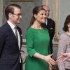 Au côté de son mari le prince Daniel, la princesse Victoria de Suède a fait sa première apparition officielle depuis son accouchement et la naissance de la princesse Estelle le 23 février, à l'occasion du déjeuner donné le 23 mars 2012 à Drottningholm en l'honneur du prince Charles et de la duchesse Camilla.
