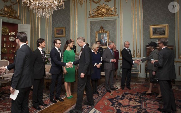 La princesse Victoria de Suède a fait sa première apparition officielle depuis son accouchement et la naissance de la princesse Estelle le 23 février, à l'occasion du déjeuner donné le 23 mars 2012 à Drottningholm en l'honneur du prince Charles et de la duchesse Camilla.