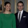 Au côté de son mari le prince Daniel, la princesse Victoria de Suède a fait sa première apparition officielle depuis son accouchement et la naissance de la princesse Estelle le 23 février, à l'occasion du déjeuner donné le 23 mars 2012 à Drottningholm en l'honneur du prince Charles et de la duchesse Camilla.