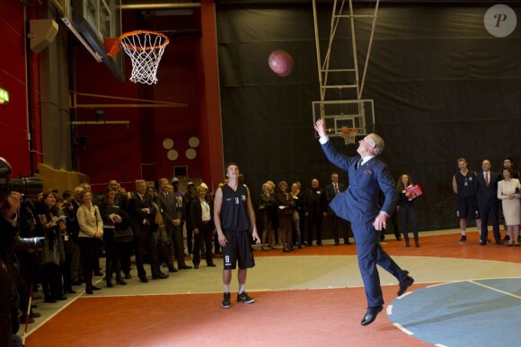 A peine arrivé à Stockholm le 22 mars 2012, le prince Charle, devant son épouse la duchesse Camilla et la reine Silvia, a fait sensation en basketteur.