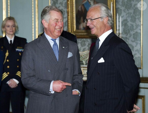 Le prince Charles complice avec le roi Carl XVI Gustaf de Suède lors d'un déjeuner officiel au palais Drottningholm, le 23 mars 2012.
