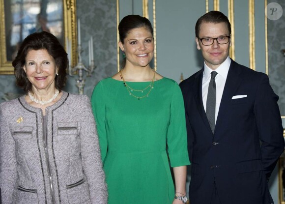 La princesse Victoria de Suède, au côté de  son mari le prince Daniel, a fait sa première apparition officielle  depuis son accouchement le 23 février pour le déjeuner donné en l'honneur du prince  Charles et de la duchesse Camilla, au palais Drottningholm, à Stockholm,  le 23 mars 2012.