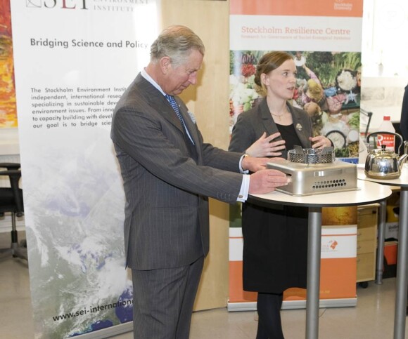 Le prince Charles a commencé sa journée du 23 mars 2012 par une visite avec le roi Carl XVI Gustaf de Suède au centre de résilience de l'Institut pour l'environnement à Stockholm.