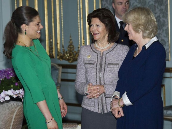 La princesse Victoria avec sa mère la reine Silvia et la duchesse de Cornouailles Camilla Parker Bowles. Le prince Charles et la duchesse Camilla, à Stockholm dans le cadre de leur tournée en Scandinavie pour le jubilé de diamant de la reine, étaient honorés par un déjeuner officiel au palais Drottningholm, le 23 mars 2012.