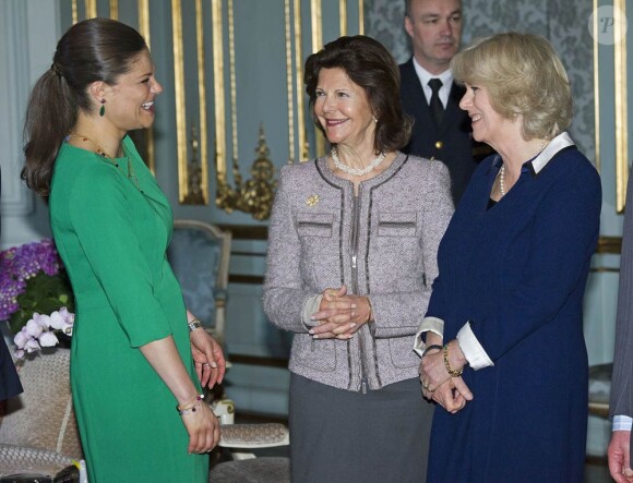 La princesse Victoria avec sa mère la reine Silvia et la duchesse de Cornouailles Camilla Parker Bowles. Le prince Charles et la duchesse Camilla, à Stockholm dans le cadre de leur tournée en Scandinavie pour le jubilé de diamant de la reine, étaient honorés par un déjeuner officiel au palais Drottningholm, le 23 mars 2012.
