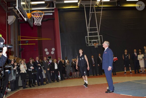 A peine arrivé à Stockholm le 22 mars 2012, le prince Charle, devant son épouse la duchesse Camilla et la reine Silvia, a fait sensation en basketteur.