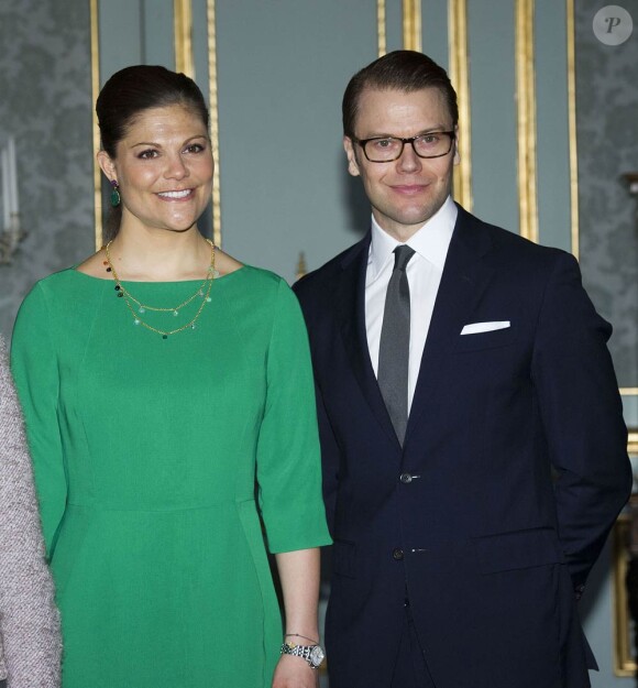 Maman depuis le 23 février, la princesse Victoria de Suède, au côté de son mari le prince Daniel, a fait sa première apparition officielle depuis son accouchement pour le déjeuner donné en l'honneur du prince Charles et de la duchesse Camilla, au palais Drottningholm, à Stockholm, le 23 mars 2012.