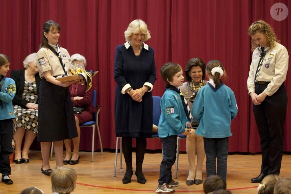 Camilla Parker Bowles en visite avc la reine Silvia de Suède à l'école primaire internationale britannique de Stockholm, le 23 mars 2012.