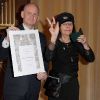 Brigitte Fontaine reçoit la médaille Grand Vermeil de la ville de Paris, des mains de l'adjoint à a Culture Christophe Girard, le 22 mars 2012.