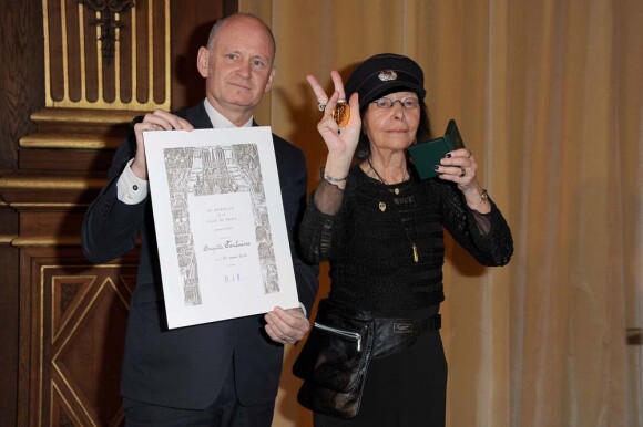 Brigitte Fontaine reçoit la médaille Grand Vermeil de la ville de Paris, des mains de l'adjoint à a Culture Christophe Girard, le 22 mars 2012.