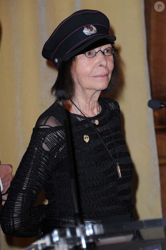 Brigitte Fontaine reçoit la médaille Grand Vermeil de la ville de Paris, le 22 mars 2012.