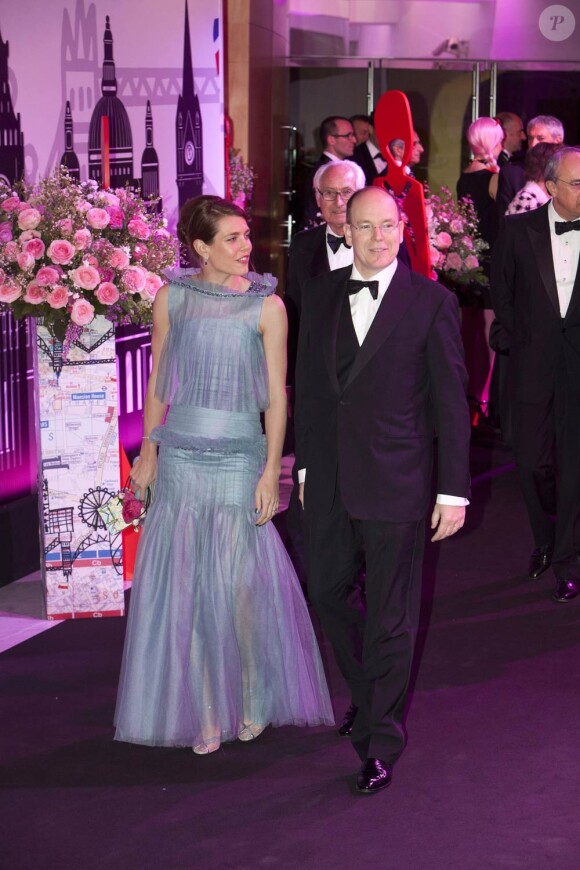 Charlotte Casiraghi a fait son arrivée dans une robe Chanel, au bras de son oncle le prince Albert de Monaco.
Charlotte Casiraghi n'a pas manqué le Bal de la Rose 2012, samedi 24 mars, et a profité comme il se doit de la piste de danse lors des festivités organisées par sa mère la princesse Caroline.
