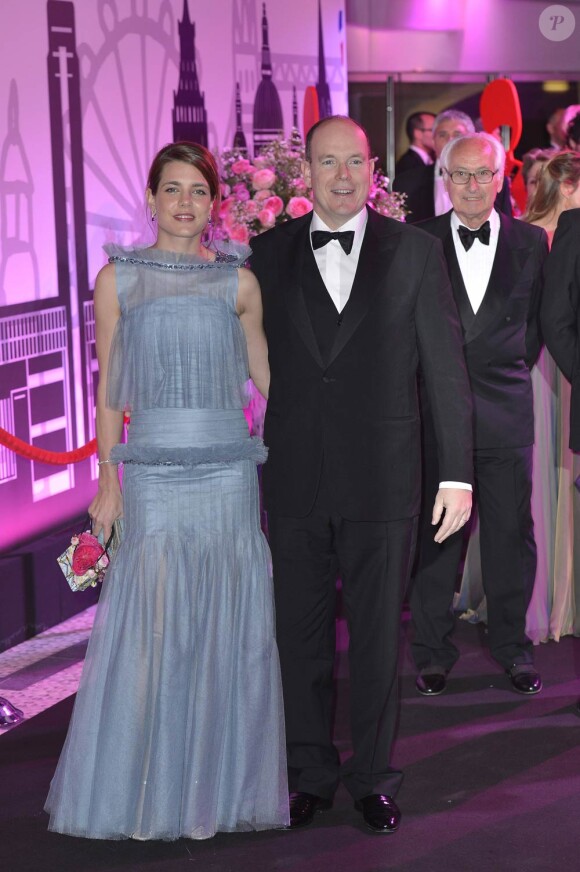 Charlotte Casiraghi a fait son arrivée dans une robe Chanel, au bras de son oncle le prince Albert de Monaco.
Charlotte Casiraghi n'a pas manqué le Bal de la Rose 2012, samedi 24 mars, et a profité comme il se doit de la piste de danse lors des festivités organisées par sa mère la princesse Caroline.