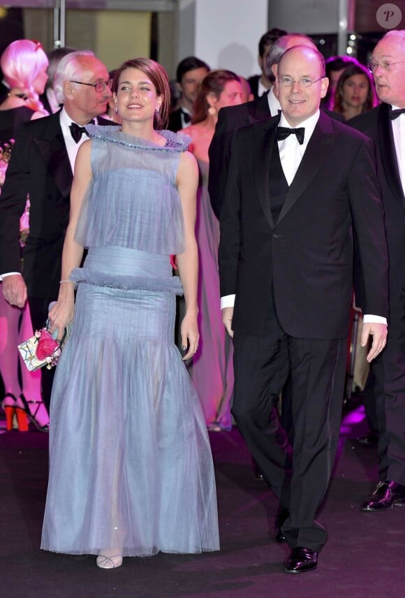 C'est au bras de son oncle le prince Albert de Monaco que Charlotte Casiraghi s'est présentée au  Bal de la Rose 2012, samedi 24  mars, au Sporting Club de la principauté.